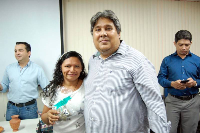 Artesãos de Santarém e outros municípios da região oeste do Pará deram mais um passo rumo à profissionalização e organização. Nesta segunda-feira (17), o governo do Estado, por meio da Secretaria de Assistência Social, Trabalho, Emprego e Renda (Seaster) e do Centro de Governo do Baixo Amazonas, entregou a Carteira Nacional do Artesão (CAT), emitida pela Secretaria Nacional da Micro e Pequena Empresa (SMPE), com o apoio do Programa Nacional do Artesão (PAB).

FOTO: SAMUEL ALVARENGA / AG. PARÁ
DATA: 18.12.2018
SANTARÉM - PARÁ <div class='credito_fotos'>Foto: SAMUEL ALVARENGA/AG.PARÁ   |   <a href='/midias/2018/originais/e5fe5bd2-6f29-4bad-86fc-90d9bbe26ee7.jpg' download><i class='fa-solid fa-download'></i> Download</a></div>