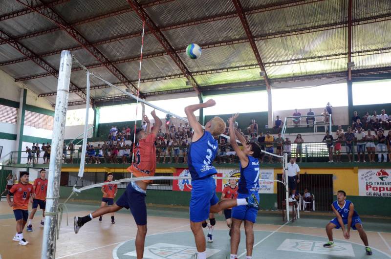 A Regional Mocajuba dos Jogos Estudantis Paraenses (JEPs), que ocorreu de 16 a 20 deste mês reunindo municípios do Baixo Tocantins, foi encerrada com festa no final de semana, pelos atletas que garantiram vagas na Etapa Estadual da competição, marcada para o período de 19 a 22 de junho, na Arena Guilherme Paraense, em Belém, com as finais transmitidas ao vivo pela TV Cultura do Pará. Na foto, modalidade Voleibol Masculino/Categoria B - Município de Abaetetuba/Escola Estadual S. Francisco Xavier
FOTO: ELISEU DIAS / ASCOM SEDUC
DATA: 20.05.2018
MOCAJUBA - PARÁ <div class='credito_fotos'>Foto: Eliseu Dias / Ascom Seduc | <a href='/midias/2018/originais/e608456d-3c03-4767-9601-21ab8a0d4cc7.jpg' download><i class='fa-solid fa-download'></i> Download</a></div>