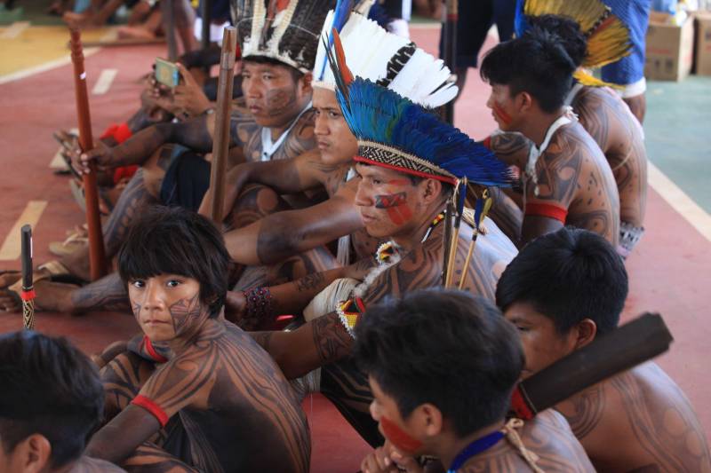 Uma caminhada pelas principais ruas de São Félix do Xingu foi o ponto alto da programação da Semana dos Povos Indígenas nesta quarta-feira (18). Os índios se concentraram em frente à Secretaria Municipal de Cultura, entoando cantos de guerra e dançando na luta por direitos. Uma das principais reivindicações é a retomada de territórios e a gestão ambiental dessas áreas. Durante a passeata, caciques se revezavam proferindo palavras de ordem, enquanto todos seguiam em cadência rumo à Praça do Triângulo, onde ocorre grande parte das atividades. A passeata foi também um protesto contra a exoneração de Franklimberg Ribeiro de Freitas da presidência da Fundação Nacional do Índio (Funai). Ele teria sido demitido pelo presidente Michel Temer a pedido de deputados da bancada ruralista, em Brasília.
FOTO: RODOLFO OLIVEIRA / AG. PARÁ
DATA: 18.04.2018
SÃO FÉLIX DO XINGU - PARÁ <div class='credito_fotos'>Foto: Rodolfo Oliveira/Ag. Pará | <a href='/midias/2018/originais/e60a5650-a7fe-43d1-b10e-7c3143109d42.jpg' download><i class='fa-solid fa-download'></i> Download</a></div>