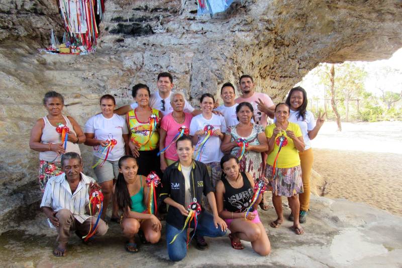 As manhãs despertam ainda nubladas na Casa de Pedra. Os fogos de artifício de “Seu Caroço”, que começam a estourar às 4 h da madrugada, marcam o despertar de mais um dia da Festividade do Divino Espírito Santo, comemorada anualmente no Parque Estadual Serra dos Martírios/Andorinhas (Pesam), na região do Araguaia, sudeste paraense. Em parceria com a Secretaria de Estado de Meio Ambiente e Sustentabilidade (Semas) foram realizadas atividades de ginástica laboral, oficinas de desenho e pintura, produção de objetos com garrafas pet e de mandalas alusivas ao Divino Espírito Santo.
FOTO: ASCOM IDEFLOR-BIO
DATA: 28.05.2018
ARAGUAIA - PARÁ <div class='credito_fotos'>Foto: Ascom Ideflor-Bio | <a href='/midias/2018/originais/e60a9cdd-0690-4300-b30a-c2f079261c80.jpg' download><i class='fa-solid fa-download'></i> Download</a></div>