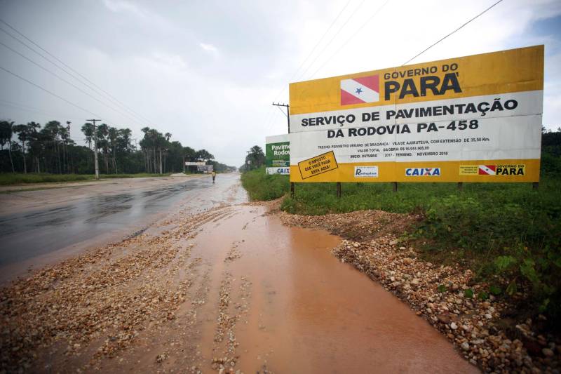 O pescador Antônio Soares dos Santos, 57 anos, mora a margem da PA 458 que liga o município de Bragança a vila de pescadores de Ajuruteua, no nordeste do estado, e é neste local que ele também comercializa os peixes que pesca e para vendê-los depende da movimentação de pessoas que trafegam por esta importante via da região. Para beneficiar pessoas como o pescador que o Governo do Estado está pavimentando a PA 458 (foto). Ao todo são 35,5 quilômetros de revitalização com investimento de R$ 16.954.905,09. Entre os benefícios desta obra está o desenvolvimento do turismo na região, o escoamento de produção de pesca (caranguejo, peixes e camarão) e a segurança dos usuários da rodovia. Ajuruteua é um dos mais importantes destinos turístico na região.
FOTO: THIAGO GOMES / AG. PARÁ
DATA: 06.04.2018
BRAGANÇA - PARÁ <div class='credito_fotos'>Foto: Thiago Gomes /Ag. Pará | <a href='/midias/2018/originais/e60bba29-214e-4a38-b211-b33102fee55e.jpg' download><i class='fa-solid fa-download'></i> Download</a></div>