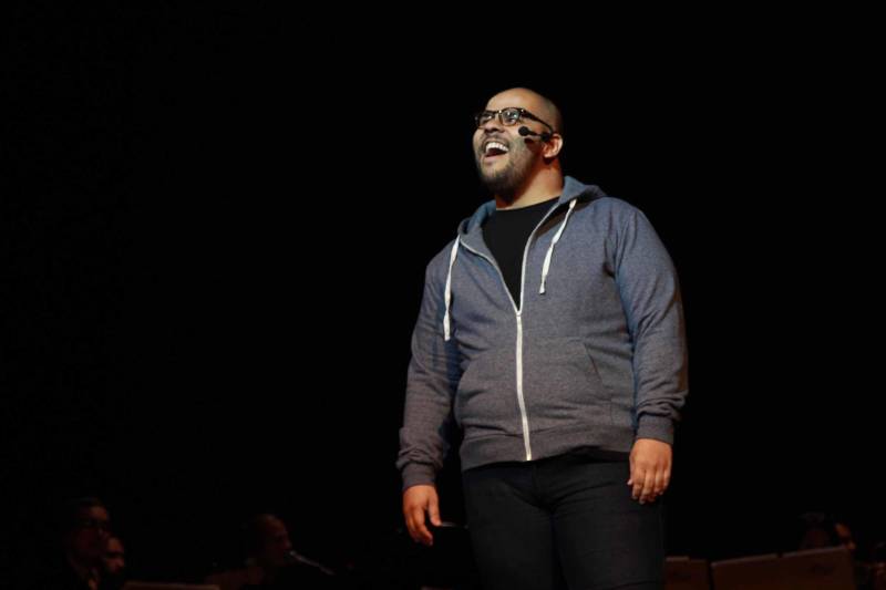 O IV Encontro de Canto da Amazônia da Fundação Carlos Gomes e do Instituto Estadual Carlos Gomes (IECG), promove nesta terça-feira (10), às 20h, no Theatro da Paz, a segunda e última apresentação do “Broadway in Concert”, concerto de repertório com algumas das mais famosas canções de musicais norte-americanos. O espetáculo com entrada gratuita tem produção artística de Eugenia Pinon, Rafael Villar (foto), Robenare Marques e Ronaldo Moraes e participação especial de uma orquestra formada por alunos da classe do Curso de Improvisação do Bacharelado em Música do IECG. Pelo menos 30 cantores, a maioria jovem, foram selecionados pelo preparador vocal Rafael Villar, um especialista no desenvolvimento da técnica de canto para musical (Belting) no Brasil com grandes montagens desse tipo de espetáculo no currículo. Todos os cantores escolhidos para subir ao palco do Theatro da Paz participaram da oficina de belting que ele ministrou no Instituto durante a programação do IV Encontro de Canto da Amazônia.
FOTO: ASCOM / FCG
DATA: 10.04.2018
BELÉM - PARÁ <div class='credito_fotos'>Foto: ASCOM FCG | <a href='/midias/2018/originais/e60d5d65-5fc2-4882-a590-eb732355399c.jpg' download><i class='fa-solid fa-download'></i> Download</a></div>