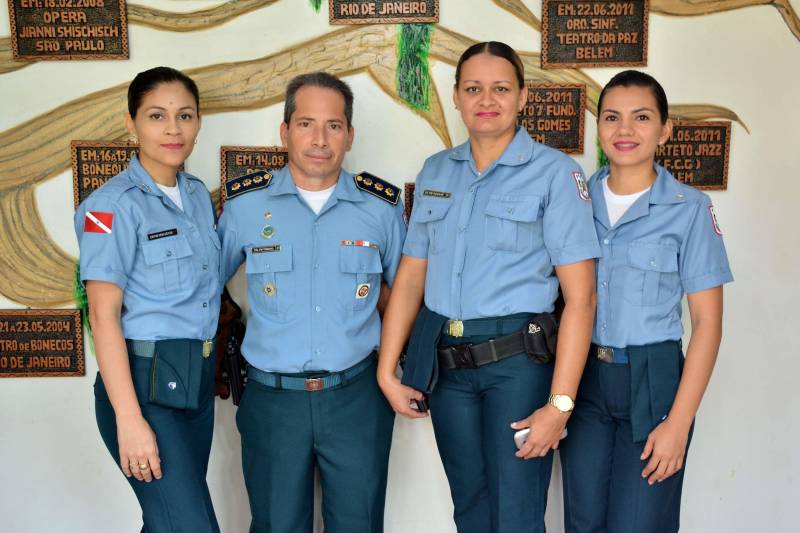 Uma solenidade marcou os 25 anos de implantação do Comando de Policiamento Regional I (CPR I), em Santarém, na quinta-feira (24). Destaque para os investimentos em equipamentos e a criação de novas unidades, que contribuem para que as ações da Polícia Militar na região sejam realizadas com maior eficiência. Atualmente, o trabalho do CPR I atende 13 municípios: Santarém, Monte Alegre, Almeirim, Alenquer, Oriximiná, Juruti, Óbidos, Prainha, Terra Santa, Faro, Curuá, Belterra e Mojuí dos Campos. Santarém é o única cidade do interior do estado que conta com dois grandes batalhões - o 3º e o 35º BPM - esse último efetivado no início deste ano. Na foto, o comandante do CPR 1, coronel Heldson Tomaso (2º da esq/dir) e equipe.
FOTO: WISLLEY FRANÇA
DATA: 24.05.2018
SANTARÉM - PARÁ <div class='credito_fotos'>Foto: WISLLEY FRANÇA | <a href='/midias/2018/originais/e617492a-ea89-4464-9b55-8cb4e0b1358f.jpg' download><i class='fa-solid fa-download'></i> Download</a></div>