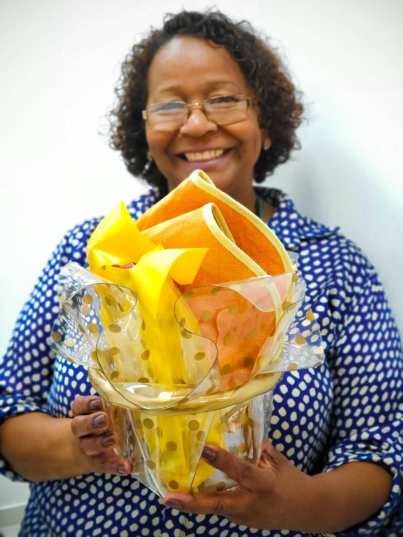 Pela primeira vez, a Procuradoria-Geral do Estado (PGE), dentro do Projeto de Valorização do Servidor, realizou uma Feira de Natal, inspirada em iniciativas de outros órgãos, que já promovem eventos similares. Além de valorizar os trabalhos apresentados - muitos artesanais -, o evento realizado nesta quarta-feira (19), no auditório da instituição, incentivou a solidariedade. O número de inscritos, entre servidores e seus familiares, superou as expectativas dos organizadores, que já planejam a realização de outros eventos para mudar a rotina no ambiente de trabalho. Na foto, Maria Clara Azevedo, servidora da PGE.

FOTO: ASCOM/PGE
DATA: 20.12.2018
LOCAL: BELÉM - PARÀ <div class='credito_fotos'>Foto: ASCOM PGE   |   <a href='/midias/2018/originais/e61dd7de-1162-44da-9624-d26d4ffca5a6.jpg' download><i class='fa-solid fa-download'></i> Download</a></div>