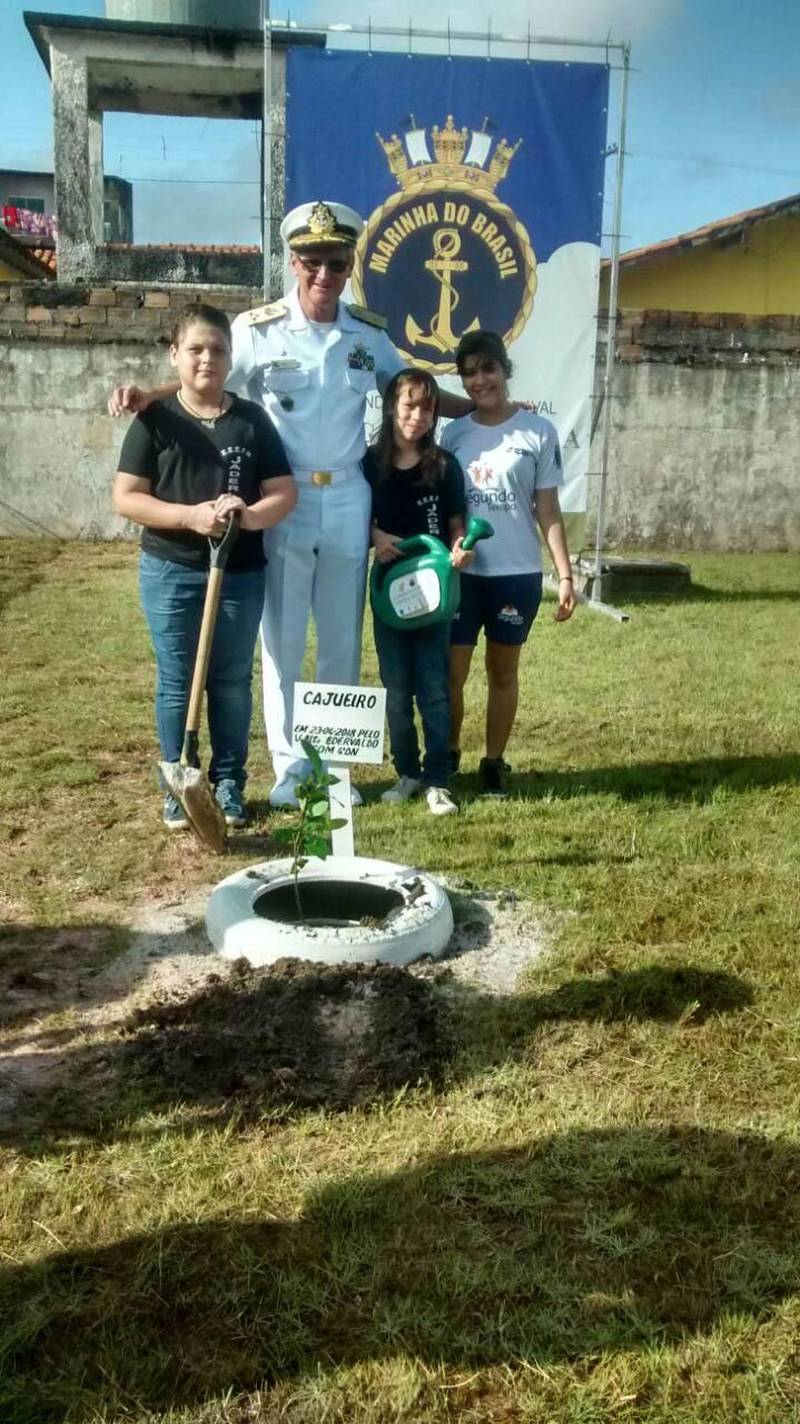 O Comando do 4º Distrito Naval da Marinha do Brasil abriu, nesta terça-feira (24), o Programa Forças no Esporte (Profesp), com uma programação no Centro de Instrução Almirante Braz de Aguiar (Ciaba), no Distrito de Icoaraci, em Belém. O programa, criado pelo Ministério da Defesa, atende 23 mil estudantes em vulnerabilidade social, de escolas públicas no País, com atividades esportivas e educativas em espaços da Marinha do Brasil, Aeronáutica e Exército Brasileiro. Em Belém, são beneficiados pelo programa, por meio do 4º Distrito Naval, cerca de 500 estudantes de 7 a 18 anos de 12 escolas estaduais e municipais no contraturno das aulas regulares. A cerimônia presidida pelo comandante do 4º Distrito Naval, vice-almirante Edervaldo de Abreu Filho enalteceu a participação dos alunos de escolas públicas, e lembrou que também estudou nas chamadas “escolas de governo”.
FOTO: RAI PONTES / ASCOM SEDUC
DATA: 24.04.2018
BELÉM - PARÁ <div class='credito_fotos'>Foto: Rai Pontes/Ascom Seduc | <a href='/midias/2018/originais/e622b78b-bcd1-41a3-a9c8-918af98d0ff9.jpg' download><i class='fa-solid fa-download'></i> Download</a></div>
