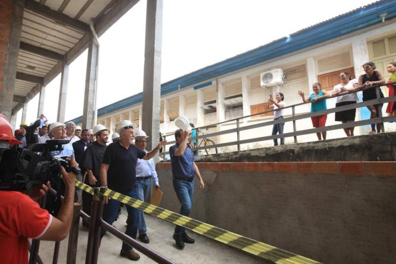 "Hoje é uma nova história, um novo tempo", assim observou o diretor-presidente do Hospital Santa Casa de Misericórdia do município de Óbidos, na região do Baixo Amazonas, a respeito do termo de fomento assinado entre o Governo do Estado, por meio da Secretaria de Saúde Pública (Sespa), e a Associação de Caridade da Santa Casa que garantirá a conclusão da reforma e ampliação da unidade de saúde, orçada em R$ 3,6 milhões. A Santa Casa de Óbidos, unidade quase centenária, fundada em 07/07/1922, é uma das referências em saúde na região formada por municípios da margem esquerda do rio Amazonas. Gerida desde 2014 por uma congregação franciscana, a Santa Casa faz parte do processo de regionalização e descentralização da saúde, que vem sendo promovida pela atual gestão em todas as regiões de integração. Na foto, o Governador Simão Jatene e sua comitiva em visita ao Hospital Santa Casa de Misericórdia do município de Óbidos.
FOTO: RODOLFO OLIVEIRA / AG. PARÁ
DATA: 09.03.2018
ÓBIDOS - PARÁ
<div class='credito_fotos'>Foto: Rodolfo Oliveira/Ag. Pará | <a href='/midias/2018/originais/e636e1fd-2da9-4140-9bd9-73d313d1405f.jpg' download><i class='fa-solid fa-download'></i> Download</a></div>