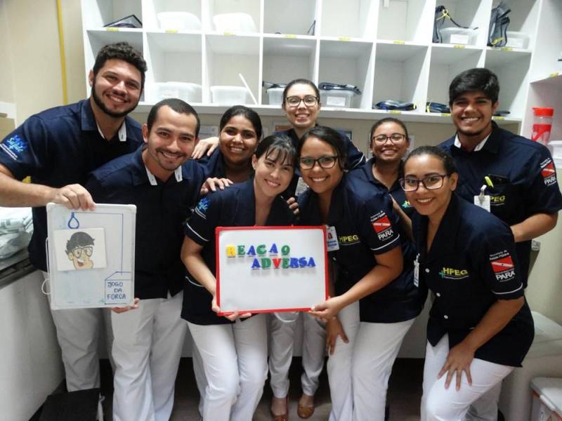 A II Semana Multiprofissional do Hospital Público Estadual Galileu (HPEG), em Belém, alia ensinamentos teóricos a atividades lúdicas para testar os conhecimentos dos profissionais da instituição. A programação, que prossegue até sexta-feira (18), promove desde debates sobre administração segura de medicamentos potencialmente perigosos a brincadeiras, que mobilizam quase 90 funcionários. O evento também é alusivo a datas importantes do calendário da área da Saúde comemoradas em maio, como o Dia do Enfermeiro (12), Dia Nacional do Controle de Infecção Hospitalar (15), Dia do Assistente Social (15) e Dia do Técnico de Enfermagem (20). O tema escolhido este ano para a Semana foi ‘Medicação Segura: Prática de quem Cuida com Amor’.
FOTO: ASCOM / HPEG
DATA: 17.05.2018
BELÉM - PARÁ <div class='credito_fotos'>Foto: ASCOM / HPEG | <a href='/midias/2018/originais/e636e758-8b94-4fc2-9899-91af25287ebb.jpg' download><i class='fa-solid fa-download'></i> Download</a></div>