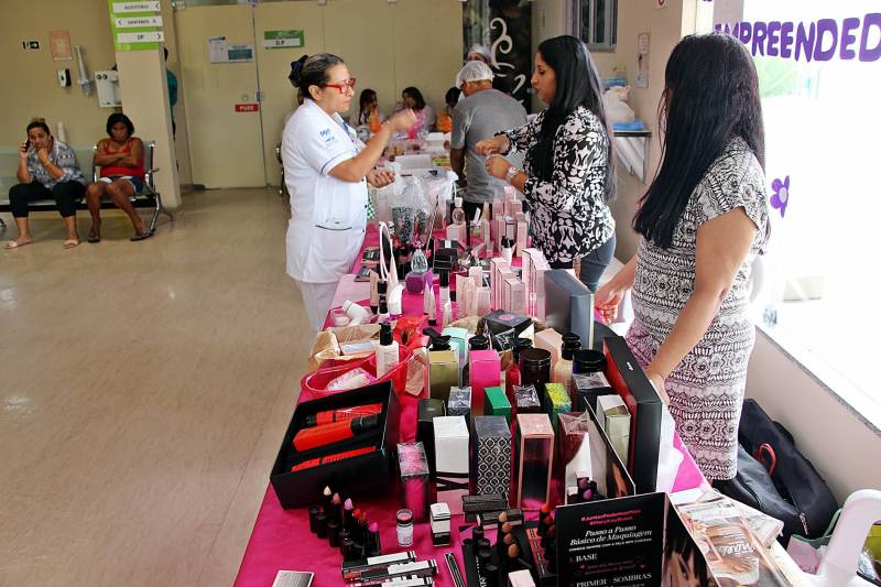 A movimentação diferente e os produtos à venda chamaram a atenção da técnica de enfermagem do Hospital Público Estadual Galileu, Alba Oliveira (e). “Olhei todas as mesas, parei para ouvir as histórias e descobri que existe algo além do empreendedorismo, que é a coragem dessas mulheres”, conta a colaboradora. As histórias que chamaram a atenção de Alba são de mulheres que fazem parte do Canto da Empreendedora, projeto do Hospital Oncológico Infantil Octávio Lobo que estimula o empreendedorismo e a autonomia financeira das mães e acompanhantes das crianças e adolescentes em tratamento na unidade. Com uma feira realizada por mês, o Canto da Empreendedora chegou a sua nona edição na terça-feira (8) e a ação no Hospital Galileu foi a primeira fora do Oncológico Infantil.
FOTO: ASCOM / HOIOL
DATA: 09.05.2018
BELÉM - PARÁ <div class='credito_fotos'>Foto: ASCOM HOIOL | <a href='/midias/2018/originais/e6372067-e735-4b36-81e6-871ee2f35b28.jpg' download><i class='fa-solid fa-download'></i> Download</a></div>