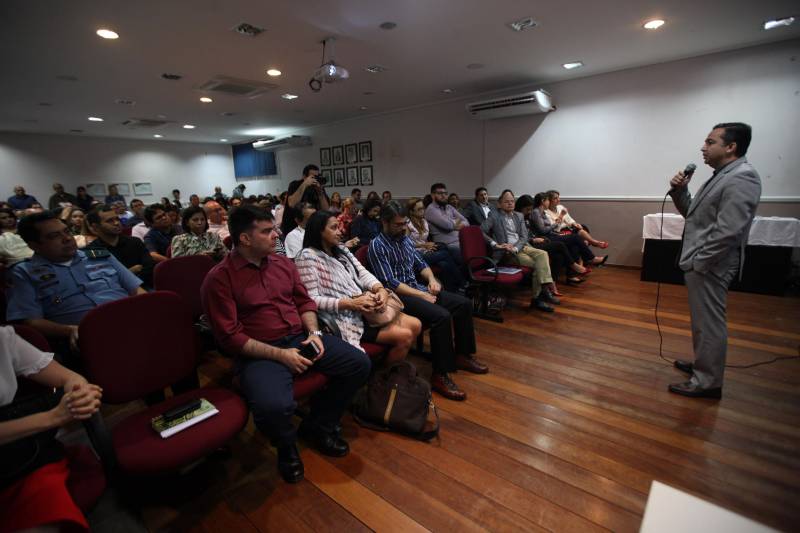 Um extenso relatório sobre as contas públicas do Pará, e das demais unidades da Federação, abrangendo o período de 1998 a 2016, foi lançado na manhã desta quinta-feira (1ª) durante o Café com Planejamento, ação mensal de formação continuada, realizada pela Secretaria de Estado de Planejamento (Seplan) para servidores públicos, mas também aberta a demais interessados. O estudo, que contém dados e informações sobre as contas públicas, visa atender à constante demanda dirigida à Diretoria de Estatística da Fundação Amazônia de Amparo a Estudos e Pesquisas (Fapespa), por diferentes grupos sociais. Na foto, o secretário regional de Governo do Oeste do Pará, Olavo das Neves.
FOTO: RODOLFO OLIVEIRA / AG. PARÁ
DATA: 01.03.2018
BELÉM - PARÁ <div class='credito_fotos'>Foto: Rodolfo Oliveira/Ag. Pará | <a href='/midias/2018/originais/e63ecff6-7910-4660-9d84-95a3b78046f3.jpg' download><i class='fa-solid fa-download'></i> Download</a></div>