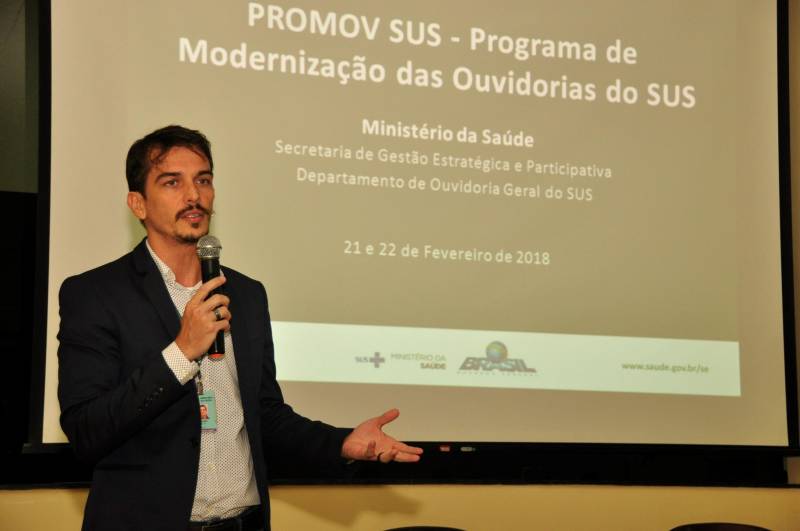 O diretor substituto do Departamento de Ouvidoria Geral do SUS (Doges), Rafael Caliari, ressaltou que um dos pontos fundamentais da lei 13.460 é que garante ao usuário de serviço público o direito de fazer manifestações, ou seja, reclamações, denúncias, sugestões, elogios e demais pronunciamentos de usuários que tenham como objeto a prestação de serviços públicos e a conduta de agentes públicos na prestação e fiscalização de tais serviços
FOTO: JOSÉ PANTOJA / ASCOM SESPA
DATA: 21.02.2018
BELÉM - PARÁ <div class='credito_fotos'>Foto: José Pantoja / Ascom Sespa | <a href='/midias/2018/originais/e6400206-d057-4bbb-88a1-526f44397950.jpg' download><i class='fa-solid fa-download'></i> Download</a></div>