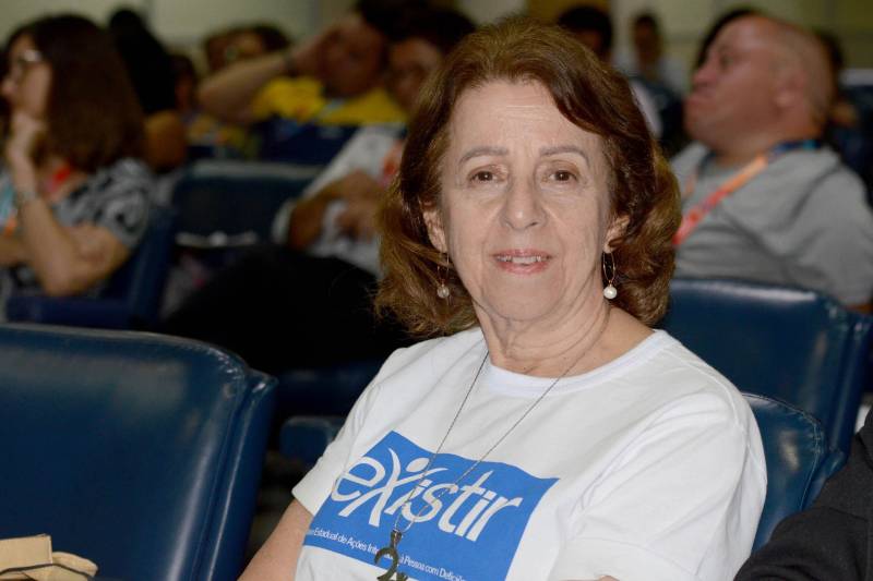 Mais de 100 profissionais de instituições de ensino, especialistas em esporte paralímpico e atletas, se reuniram na tarde desta quarta-feira (21), na abertura do I Seminário Regional Escolar Paralímpico - Norte II, realizado em Belém, na sede da Fundação Cultural do Pará. Meive Piacesi (foto), coordenadora do comitê gestor do Plano Existir.
FOTO: RAI PONTES / ASCOM SEDUC
DATA: 21.03.2018
BELÉM - PARÁ <div class='credito_fotos'>Foto: Rai Pontes/Ascom Seduc | <a href='/midias/2018/originais/e64436b0-fe65-4a39-a1c7-1c8cbe269f1b.jpg' download><i class='fa-solid fa-download'></i> Download</a></div>
