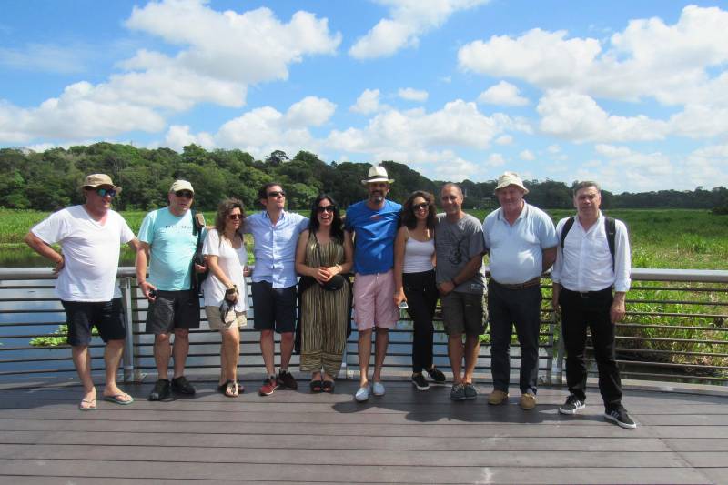 Representantes da Câmara Municipal da cidade de Odivelas, em Portugal, visitaram o Parque Estadual do Utinga, em Belém, na manhã de segunda-feira (18). A comitiva (foto) está no Pará com o objetivo de firmar o processo de geminação da cidade portuguesa com o município de São Caetano de Odivelas, no nordeste paraense. Antes de seguir para os municípios de São Caetano e Soure – este no Arquipélago do Marajó –, os portugueses conheceram alguns pontos turísticos da capital paraense. Segundo a assessora de Relações Internacionais da Prefeitura de São Caetano, Maria Vieira, “trouxemos a comitiva ao Utinga pois, além de ser um ponto turístico recém-inaugurado, ele também é um dos grandes exemplos de preservação da natureza amazônica aqui no Pará”.
FOTO: ASCOM / IDEFLOR-BIO
DATA: 19.05.2018
BELÉM - PARÁ <div class='credito_fotos'>Foto: Ascom Ideflor-Bio | <a href='/midias/2018/originais/e645810a-872e-4dcd-99bd-cdde556c2d9b.jpg' download><i class='fa-solid fa-download'></i> Download</a></div>