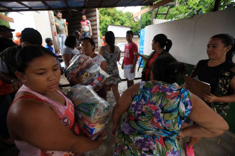 A entrega de mais de 200 cestas básicas às famílias atingidas pelas cheias dos rios Tocantins e Itacaiúnas, em Marabá, no sudeste do Pará, foi a principal ação, neste sábado (17), da força-tarefa montada para prestar atendimento aos desabrigados na região.
FOTO: MÁCIO FERREIRA / AG. PARÁ
DATA: 17.02.2018
MARABÁ - PARÁ <div class='credito_fotos'>Foto: MÁCIO FERREIRA/ AG. PARÁ | <a href='/midias/2018/originais/e648143b-b306-4c30-a995-beca31c24a68.jpg' download><i class='fa-solid fa-download'></i> Download</a></div>