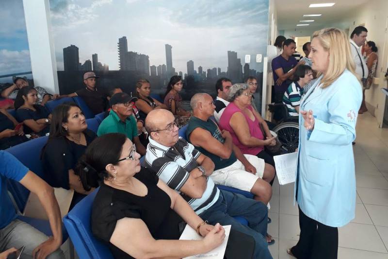 Coordenação do SAU, com apoio do Serviço Social e do Núcleo de Comunicação, iniciou imediatamente ações de esclarecimento junto aos colaboradores, familiares e acompanhantes de pacientes atendidos na unidade hospitalar, por meio de palestras em áreas de atendimento e demais setores do HJB com distribuição de material educativo com veiculação de vídeo alertando sobre o golpe, veiculado nas redes sociais e e-mails corporativos, afixação de cartazes em locais estratégicos, reforçando a informação da gratuidade dos serviços de saúde do SUS.

FOTO: ASCOM HJB
DATA: 28.05.2018
BELÉM - PARÁ <div class='credito_fotos'>Foto: ASCOM HJB   |   <a href='/midias/2018/originais/e64cdfe8-fc64-481b-8488-42ee868bf330.jpg' download><i class='fa-solid fa-download'></i> Download</a></div>