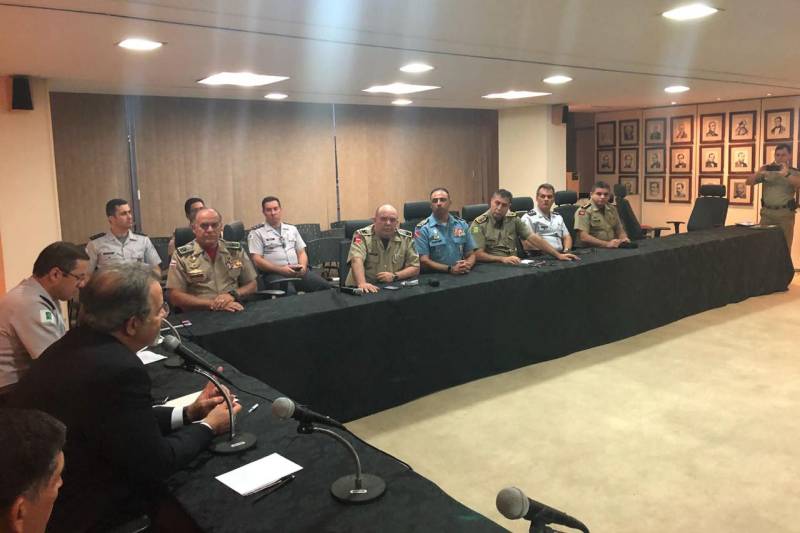 Na da última terça-feira (12), em Brasília, o comandante geral da Polícia Militar do Pará, coronel Hilton Benigno participou da reunião (foto) com o ministro extraordinário de Segurança Pública, Raul Jungmann, juntamente com demais representantes regionais das Polícias Militares do restante do Brasil. O comandante da PM paraense representou os comandantes da região norte na reunião ocorrida na sede do ministério. Na ocasião, o ministro Jungmann, acompanhado de assessores, apresentou detalhes da implantação do Sistema Único de Segurança Pública (Susp), sancionado pelo presidente Michel Temer no dia 11 do mês passado. O Susp tem a estimativa de repasse no valor de R$ 800 milhões e os estados, municípios e Distrito Federal terão dois anos para elaborar e implantar os planos como forma de acesso aos recursos que devem ser repassados via recursos apurados pelas loterias.

FOTO: ASCOM / SEGUP
DATA: 13.06.2018
BELÉM - PARÁ <div class='credito_fotos'>Foto: Ascom PMPA   |   <a href='/midias/2018/originais/e64eb4cc-45c1-4f51-ac2e-88ce0a753573.jpg' download><i class='fa-solid fa-download'></i> Download</a></div>