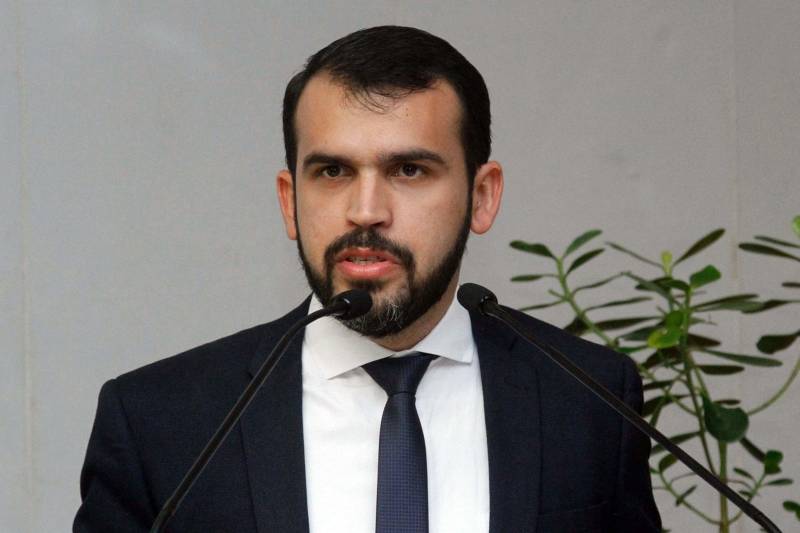 Por meio de acordo de cooperação técnica, o Governo do Estado, através da Escola de Governança Pública do Estado do Pará (EGPA) e o Tribunal de Contas do Estado do Pará (TCE-PA) realizaram nesta terça-feira (18), a certificação dos 50 concluintes no curso de Especialização em Gestão Pública com Ênfase em Políticas Públicas e Governança. A cerimônia foi no auditório Ministro Elmiro Nogueira, na sede do tribunal. Na foto, o diretor geral da EGPA, Danilo Alho.

FOTO: ASCOM PGE
DATA: 20.12.2018
BELÉM - PARÁ <div class='credito_fotos'>Foto: ASCOM PGE   |   <a href='/midias/2018/originais/e65132f2-3afc-4dff-9943-b163441141eb.jpg' download><i class='fa-solid fa-download'></i> Download</a></div>