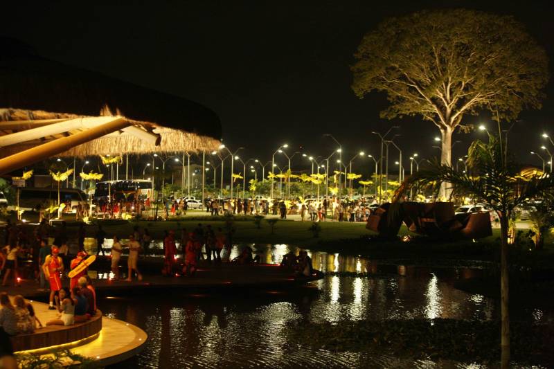 O Parque Estadual do Utinga (PEUt) o mais importante espaço de preservação e estudo da biodiversidade dentro da Região Metropolitana de Belém será reaberto à população a partir desta sexta,16, a partir das 16h30, com apresentações artísticas, com o Boi Veludinho, crianças do Pro Paz e a premiada Orquestra Sinfônica do Theatro da Paz. A apresentação será em um espaço ao ar livre e não será necessária a retirada de ingressos, por esse motivo, a recomendação é que o público chegue cedo, porque a entrada será fechada quando o espaço estiver lotado.
FOTO: SIDNEY OLIVEIRA / AG PARÁ
DATA: 16.03.2018
BELÉM - PARÁ <div class='credito_fotos'>Foto: Sidney Oliveira/Ag. Pará | <a href='/midias/2018/originais/e656fc28-66c9-4710-a3e6-ce8c05f578c4.jpg' download><i class='fa-solid fa-download'></i> Download</a></div>