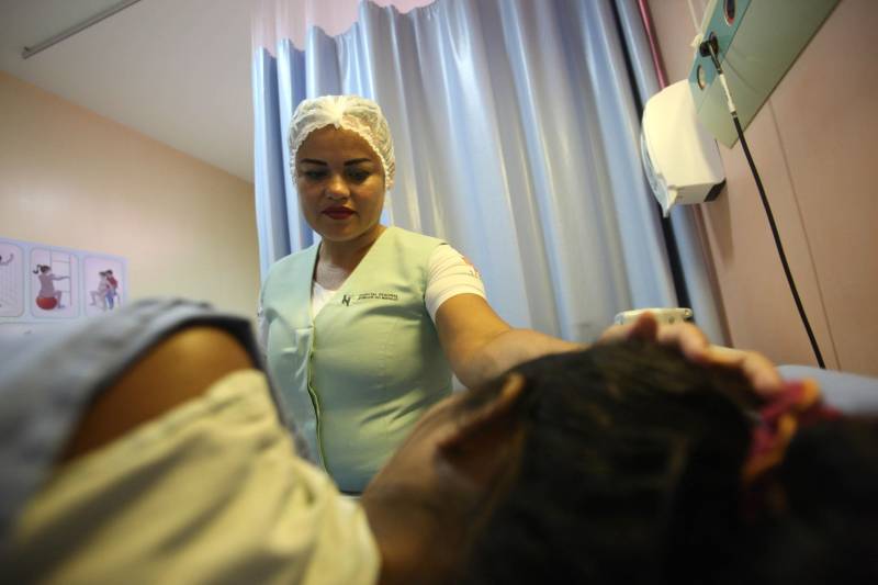 O cuidado com a segurança do paciente e a qualidade dos serviços de saúde prestados à população garantiu ao Hospital Público Regional do Marajó (HRPM), em Breves, o certificado de Hospital Acreditado pela Organização Nacional de Acreditação (ONA). A Acreditação Nível 1 é um sistema de avaliação da qualidade dos serviços de saúde, que analisa os critérios de segurança do paciente em todos os níveis da instituição de saúde. Dentre as pessoas que comemoram a evolução da gestão do HRPM, está a técnica de enfermagem Maria das Graças de Oliveira Santos, 37 anos (foto).
FOTO: MARCELO LELIS / AG. PARÁ
DATA: 26.06.2018
BREVES - PARÁ <div class='credito_fotos'>Foto: Marcelo Lelis / Ag. Pará | <a href='/midias/2018/originais/e65d117e-138f-4774-9f52-52e1deaf9f23.jpg' download><i class='fa-solid fa-download'></i> Download</a></div>