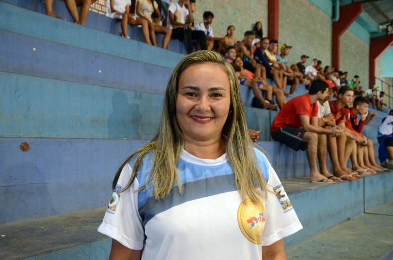 Com medalhas de ouro em handebol, futsal e basquetebol, e prata em voleibol, o município de Mãe do Rio, no nordeste paraense, encerrou sua participação na 2ª etapa Regional dos Jogos Estudantis Paraenses (JEPs) no sábado (12). A participação de Mãe do Rio na competição, que completa 60 anos em 2018, iniciou antes de sua elevação à condição de município, há 30 anos. Na foto, a coordenadora municipal dos Jogos, Chiara da Silva Sampaio.
FOTO: ELISEU DIAS / ASCOM SEDUC
DATA: 12.05.2018
MÃE DO RIO - PARÁ <div class='credito_fotos'>Foto: Eliseu Dias / Ascom Seduc | <a href='/midias/2018/originais/e66672c2-88f0-444a-8e89-28586376ba22.jpg' download><i class='fa-solid fa-download'></i> Download</a></div>