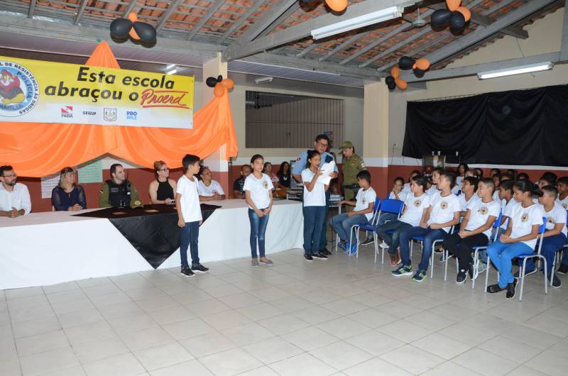 Quarenta e três alunos do 5º ano da Escola Estadual de Ensino Fundamental Prof. Emiliana Sarmento Ferreira, em Belém, participaram da cerimônia de formatura do Programa Educacional de Resistência às Drogas e a Violência (Proerd), realizado pela Secretaria de Estado de Educação (Seduc) em parceria com a Polícia Militar do Estado do Pará.
FOTO: RAI PONTES / ASCOM SEDUC
DATA: 13.11.2018
BELÉM - PARÁ <div class='credito_fotos'>Foto: Rai Pontes/Ascom Seduc | <a href='/midias/2018/originais/e670717f-6d54-4d4a-81e4-89553105340c.jpg' download><i class='fa-solid fa-download'></i> Download</a></div>