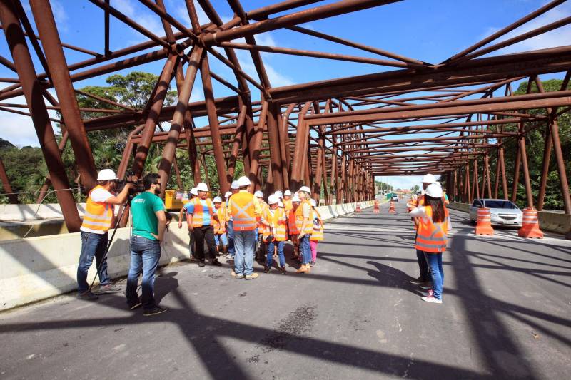 Alunos com deficiência atendidos pela Fundação Pestalozzi do Pará (FPPA) visitaram na manhã desta quinta-feira (3) as obras de prolongamento da Avenida João Paulo II, acompanhados por familiares, pela coordenadora da Fundação, Inês Pereira, e professores da Universidade da Amazônia (Unama), que fizeram a interlocução com o Núcleo de Gerenciamento de Transporte Metropolitano (NGTM), responsável pela obra.
FOTO: ROLDOFO OLIVEIRA / AG. PARÁ
DATA: 03.05.2018
BELÉM - PARÁ <div class='credito_fotos'>Foto: Rodolfo Oliveira/Ag. Pará | <a href='/midias/2018/originais/e68060e2-e585-4c8b-9f86-f4f89aab746e.jpg' download><i class='fa-solid fa-download'></i> Download</a></div>