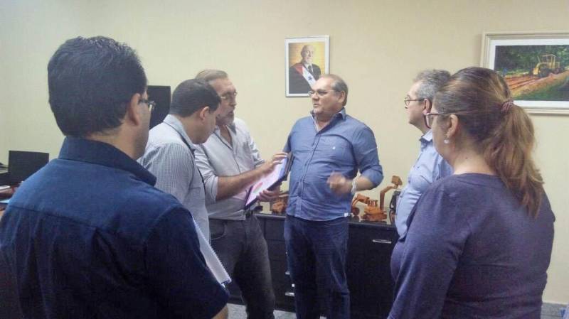 A Secretaria de Estado de Transportes (Setran) e outros órgãos do governo do Estado participarão da Trans 2018 - VII Congresso e Feira Internacional de Transporte e Logística Sustentável da Amazônia, que ocorrerá em Belém, de 19 a 21 de junho, com o objetivo de promover a integração logística da Região Pan-amazônica junto ao Brasil e à comunidade logística internacional. O Secretário de Estado de Transportes, Kleber Menezes (3º da esq/dir), confirmou a Eduardo Carvalho (4º da esq/dir), presidente da Trans 2018 e do SINDARPA (Sindicato das Empresas de Navegação Fluvial e Lacustre e das Agências de Navegação do Estado do Pará), realizador do evento, o patrocínio do Governo do Estado, que terá um estande voltado à divulgação dos projetos que atraiam investidores internacionais ao Pará.

FOTO: ASCOM / SETRAN
DATA: 07.05.2018
BELÉM - PARÁ <div class='credito_fotos'>Foto: ASCOM SETRAN   |   <a href='/midias/2018/originais/e6826fc9-bd70-40d9-8e9a-3bb599d3dc88.jpg' download><i class='fa-solid fa-download'></i> Download</a></div>