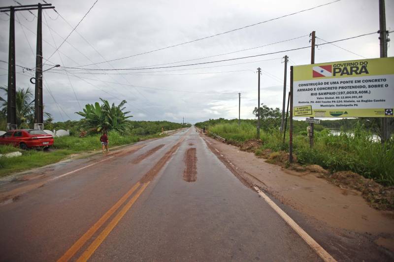 O motorista Ademir Silva, 53 anos, é condutor de ônibus no perímetro Salinópolis/Atalaia, no nordeste do estado. Ele comenta que sempre testemunhou os congestionamentos “quilométricos” que se formam nos períodos de férias na rodovia PA-444 (Estrada do Atalaia), que liga o município a sua mais frequentada praia. Agora, Ademir comemora o trabalho de duplicação da rodovia, que alcançou 80% das obras de drenagem. O prazo máximo para a conclusão das obras de restauração e duplicação da PA-444, que ligam a PA-124 e a sede do município a Praia do Atalaia, é o mês de janeiro de 2019. O custo do investimento é de R$ 17.897.41,08. “Sem dúvida vai melhorar em 70% o trânsito, já que andar por aqui, nos feriados, é uma briga constante”, comenta. Além da duplicação da rodovia, o projeto prevê a criação de um canteiro central, ciclovia iluminada nos dois sentidos da pista e diversas travessias para pedestres com semáforos temporizados, trazendo beleza, conforto e segurança à população em geral.
FOTO: IGOR BRANDÃO / AG. PARÁ
DATA: 19.04.2018
SALINÓPOLIS - PARÁ <div class='credito_fotos'>Foto: IGOR BRANDÃO / AG. PARÁ | <a href='/midias/2018/originais/e685bde5-b322-4c08-9e9e-0549ba8eadcd.jpg' download><i class='fa-solid fa-download'></i> Download</a></div>