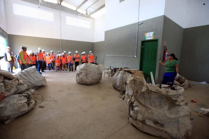 Alunos com deficiência atendidos pela Fundação Pestalozzi do Pará (FPPA) visitaram na manhã desta quinta-feira (3) as obras de prolongamento da Avenida João Paulo II, acompanhados por familiares, pela coordenadora da Fundação, Inês Pereira, e professores da Universidade da Amazônia (Unama), que fizeram a interlocução com o Núcleo de Gerenciamento de Transporte Metropolitano (NGTM), responsável pela obra.
FOTO: ROLDOFO OLIVEIRA / AG. PARÁ
DATA: 03.05.2018
BELÉM - PARÁ <div class='credito_fotos'>Foto: Rodolfo Oliveira/Ag. Pará | <a href='/midias/2018/originais/e68afb24-846a-4316-8927-91e927df4358.jpg' download><i class='fa-solid fa-download'></i> Download</a></div>