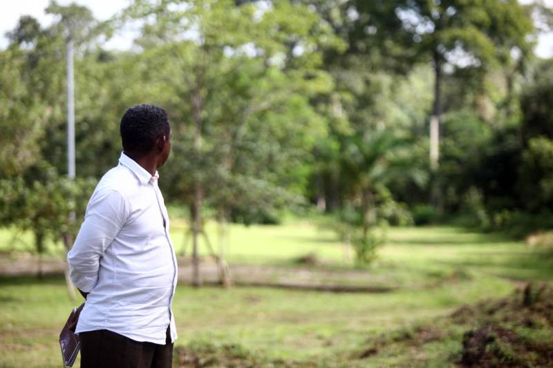 “Ter a posse da terra é a certeza de que nunca iremos perder o nosso direito, que nossos filhos e nossos netos poderão dar continuidade a nossa história em segurança. Foram anos de luta até chegar esse dia, agraciados com a assinatura do nosso título de terra. Só temos a agradecer a todos que fizeram parte disso e a cada um que lutou junto para que hoje isso se tornasse realidade”. A fala emocionada foi de seu Mário Araújo Silva, presidente da Associação Remanescente de Quilombo Espírito Santo, localizada no município do Acará, no nordeste do Estado. Ele assinou, neste sábado (24), junto com o governador Simão Jatene, o título que dá a posse da terra a comunidade. A fala do presidente traduz o sentimento das dezenas de famílias que moram no local, que agora tem a posse legítima do local onde seus antepassados viveram. “Sou filho de mãe negra. Nasci aqui como minha vó, bisavó, que fazem parte da história dessa comunidade que já existe a mais de 300 anos.
FOTO: SIDNEY OLIVEIRA / AG. PARÁ
DATA: 24.03.2018
ACARÁ - PARÁ <div class='credito_fotos'>Foto: Sidney Oliveira/Ag. Pará | <a href='/midias/2018/originais/e68f5107-9a55-4cf9-85b6-50d2b030374c.jpg' download><i class='fa-solid fa-download'></i> Download</a></div>