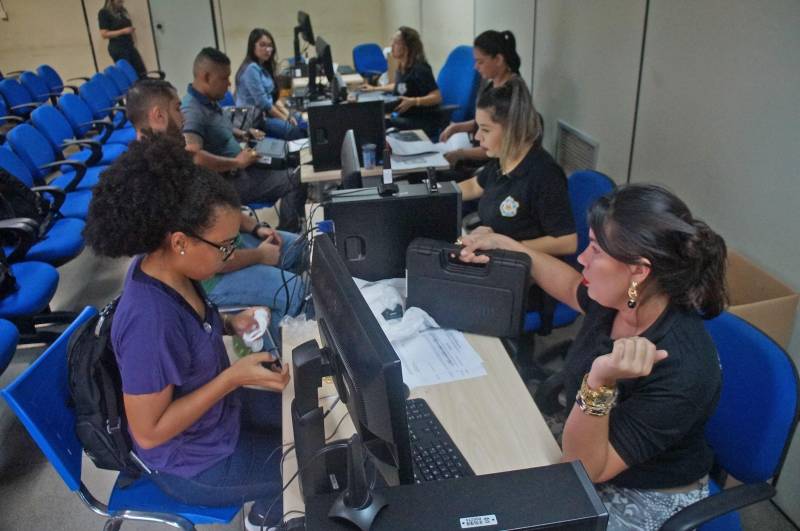 Mais de 120 Unidades Policiais, entre Seccionais, Delegacias e Unidades Integradas de Polícia, situadas em 111 municípios do Pará, receberão novos policiais civis, das categorias de escrivão, investigador e papiloscopista, aprovados no último concurso público. Ao todo, 474 policiais civis das três categorias concluíram o certame e foram empossados. Nesta sexta-feira (23), a Polícia Civil realizou a lotação dos servidores públicos, no auditório A, da Delegacia-Geral, em Belém. Foi quando os agentes policiais escolheram os locais de trabalho no interior do Estado. Além das lotações, os novos policiais civis receberam as armas e demais materiais de trabalho para iniciar as atividades. O procedimento de lotação teve início pela manhã e se estendeu por todo o dia.
FOTO: ASCOM / POLÍCIA CIVIL
DATA: 23.03.2018
BELÉM - PARÁ <div class='credito_fotos'>Foto: Ascom / Polícia Civil | <a href='/midias/2018/originais/e69c411c-4ce4-4e66-8b01-81d20fd5995c.jpg' download><i class='fa-solid fa-download'></i> Download</a></div>