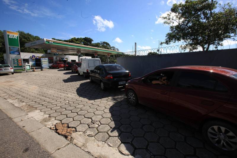 A Diretoria de Proteção e Defesa do Consumidor ( Procon) da Secretaria de Estado de Justiça e Direitos Humanos ( Sejudh) está nas ruas desde a última quinta-feira (24) averiguando a comercialização nos postos de combustíveis na Região Metropolitana de Belém.
FOTO: MÁCIO FERREIRA / AG. PARÁ
DATA: 25.05.2018
BELÉM - PARÁ <div class='credito_fotos'>Foto: MÁCIO FERREIRA/ AG. PARÁ | <a href='/midias/2018/originais/e69c9318-bbcf-4ffb-992c-702eacc42f18.jpg' download><i class='fa-solid fa-download'></i> Download</a></div>