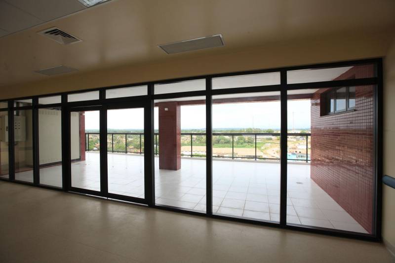 “A população de Itaituba vai contar com uma estrutura fora do comum em hospitais públicos do Brasil”. A afirmação é do engenheiro Gustavo Garoli, gerente geral da obra do Hospital Regional do Tapajós, no município de Itaituba, que está com a estrutura 95% concluída. O hospital que fica na região sudoeste do Estado deve beneficiar, além de cerca de 100 mil itaitubenses, moradores de nove municípios vizinhos.

FOTO: MÁCIO FERREIRA / AG. PARÁ
DATA: 19.12.2018
ITAITUBA - PARÁ <div class='credito_fotos'>Foto: MÁCIO FERREIRA/ AG. PARÁ   |   <a href='/midias/2018/originais/e6a3881c-da37-4319-b925-5f2c95712eea.jpg' download><i class='fa-solid fa-download'></i> Download</a></div>