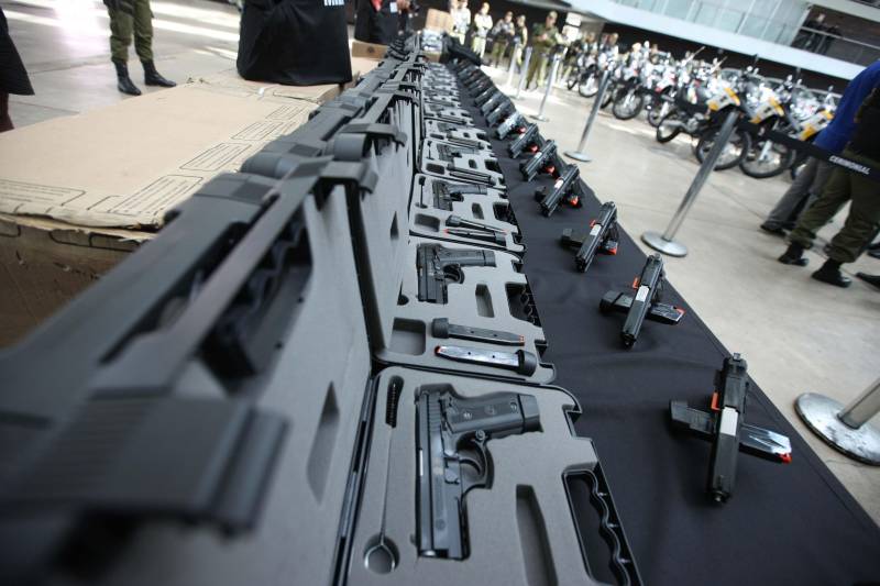 Com a entrega de mais 359 veículos, somente esta semana, o Governo do Pará reforçou a atuação da área de segurança pública em todo o Estado. Todos os veículos auxiliarão no combate a criminalidade e a manutenção da segurança em todo o território paraense. Boa parte desses veículos foi destinada diretamente para as guardas municipais, numa ação integrada com as Prefeituras, por meio da Secretaria de Segurança Pública e Defesa Social (Segup) com articulação da Secretaria de Municípios Sustentáveis, que define em conjunto com os municípios, a agenda de prioridades. A última etapa da entrega ocorreu nesta quinta-feira (5), no Hangar – Centro de Convenções da Amazônia.
FOTO: ANTÔNIO SILVA / AG. PARÁ
DATA: 05.07.2018
BELÉM - PARÁ <div class='credito_fotos'>Foto: Antônio Silva/Ag. Pará | <a href='/midias/2018/originais/e6a3b1af-97e3-48a1-89c5-f7b851c770f2.jpg' download><i class='fa-solid fa-download'></i> Download</a></div>