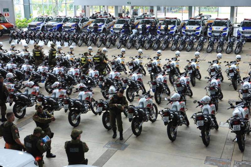Com a entrega de mais 359 veículos (foto), somente esta semana, o Governo do Pará reforçou a atuação da área de segurança pública em todo o Estado. Todos os veículos auxiliarão no combate a criminalidade e a manutenção da segurança em todo o território paraense. Boa parte desses veículos foi destinada diretamente para as guardas municipais, numa ação integrada com as Prefeituras, por meio da Secretaria de Segurança Pública e Defesa Social (Segup) com articulação da Secretaria de Municípios Sustentáveis, que define em conjunto com os municípios, a agenda de prioridades. A última etapa da entrega ocorreu nesta quinta-feira (5), no Hangar – Centro de Convenções da Amazônia.
FOTO: RODOLFO OLIVEIRA / AG. PARÁ
DATA: 05.07.2018
BELÉM - PARÁ <div class='credito_fotos'>Foto: Rodolfo Oliveira/Ag. Pará | <a href='/midias/2018/originais/e6a92e0b-32cc-4e9b-8cb4-c5d7c06e6300.jpg' download><i class='fa-solid fa-download'></i> Download</a></div>