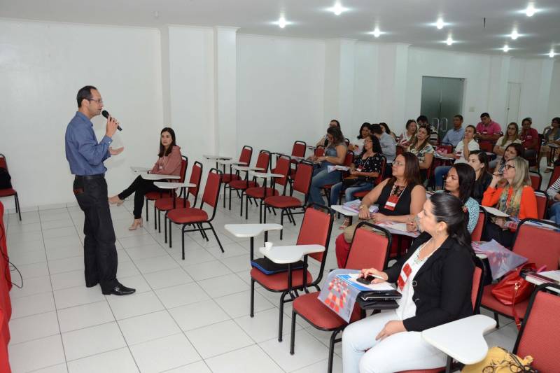 A avaliação da educação paraense será o tema de importante palestra que a Secretaria de Educação (Seduc) promove nesta sexta-feira (8), na Feira do Livro, destinada à educadores das escolas estaduais e municipais. A palestra será ministrada pelo professor Evandro Paiva (e), coordenador do Sistema Paraense de Avaliação Educacional. O Sispae é uma ação da Seduc criada em 2013 no âmbito do Programa de Melhoria da Qualidade do Ensino, financiado com recursos que o Governo do Estado tomou por empréstimo junto ao Banco Interamericano de Desenvolvimento (BID). O evento é um dos mais esperados pelos educadores, sendo um dos itens da programação da Seduc na Feira do Livro. Acontecerá nesta sexta-feira, às 14h, na Sala Multiuso 2 do Hangar. Para participar, a Seduc não exige critérios especiais e o ingresso é livre.
FOTO: RAI PONTES / ASCOM SEDUC
DATA: 07.06.2018
BELÉM - PARÁ <div class='credito_fotos'>Foto: Rai Pontes/Ascom Seduc | <a href='/midias/2018/originais/e6a99da0-0e3c-4f11-a64b-b7e7e9569e12.jpg' download><i class='fa-solid fa-download'></i> Download</a></div>