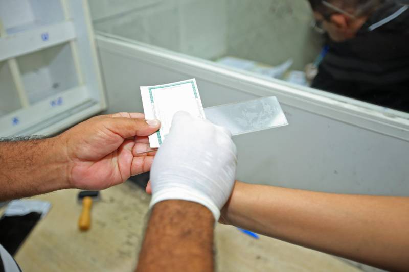 Uma média de 50 a 60 mil RGs foram emitidos (foto) por mês em todo o Pará pela Diretoria de Identificação "Enéas Martins" (Didem), da Polícia Civil, de janeiro a novembro de 2018. O número é considerado alto e é resultado da maior agilidade no atendimento para a emissão e entrega do documento, possível após a possibilidade de agendamento pelo site do órgão de segurança pública. Antes, longas filas se formavam na frente da Delegacia Geral do Estado, o principal posto de atendimento. A diretora da Didem, Juliete Monteiro, conta que com a modernização da polícia no interior do Estado contribuiu com o aumento das emissões e com a diminuição do prazo para a entrega do documento. “Tinha município que esperava até 40 dias. Com a informatização, o prazo diminuiu bastante”, diz. Além disso, Juliete lembra que o agendamento informatizado inibiu situações irregulares, como a venda de senha para o atendimento. Atualmente, 44 municípios do Estado são informatizados. Destes, 32 passaram pela modernização de sistema nos últimos oito anos de gestão do governador Simão Jatene. “Agora temos muito mais possibilidades no interior. Quem não tem posto de atendimento no seu município, pode fazer na cidade mais próxima. Temos muito ainda pela frente, mas estamos caminhando para que o usuário aguarde cada vez menos tempo para receber seu RG”, concluiu.

FOTO: MÁCIO FERREIRA / AG. PARÁ
DATA: 03.12.2018
BELÉM - PARÁ
 <div class='credito_fotos'>Foto: MÁCIO FERREIRA/ AG. PARÁ   |   <a href='/midias/2018/originais/e6afa5be-27da-490a-968a-88a38651e603.jpg' download><i class='fa-solid fa-download'></i> Download</a></div>