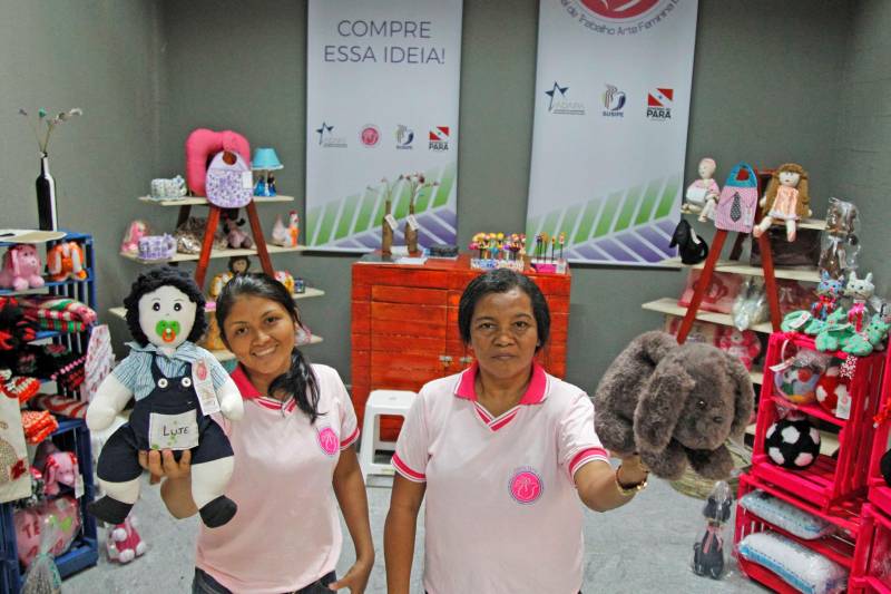 As detentas do Centro de Recuperação Feminino (CRF), em Ananindeua, e que fazem parte da Cooperativa Social de Trabalho Arte Feminina Empreendedora (Coostafe) - primeira formada exclusivamente por mulheres presas no Brasil -, ganharam nova oportunidade para vender os produtos produzidos e expandir o negócio, que começou dentro da unidade prisional há cerca de quatro anos. Uma parceria entre a Superintendência do Sistema Penitenciário do Estado (Susipe) e a Associação dos Distribuidores Atacadistas do Estado do Pará (Adapa), viabilizou espaço dentro de um shopping center de Ananindeua, para venda dos trabalhos produzidos na cooperativa com o Amigos do Meio Ambiente (AMA), projeto de sustentabilidade socioambiental. Duas detentas vão diariamente ao local fazer a venda dos produtos, acompanhadas de uma agente penitenciária da Susipe. Lá, estão expostos todo o artesanato feito por elas, inclusive com material reciclável, transformando o lixo em artigos de luxo. Na foto (esq/dir), as internas Patrícia Barbosa, de 25 anos, e Maria do Socorro Cruz, de 53 anos.
FOTO: AKIRA ONUMA / ASCOM SUSIPE
DATA: 23.04.2018
BELÉM - PARÁ <div class='credito_fotos'>Foto: Akira Onuma / Ascom Susipe | <a href='/midias/2018/originais/e6b7d886-aeaa-4aa8-9ced-a30b144388d9.jpg' download><i class='fa-solid fa-download'></i> Download</a></div>