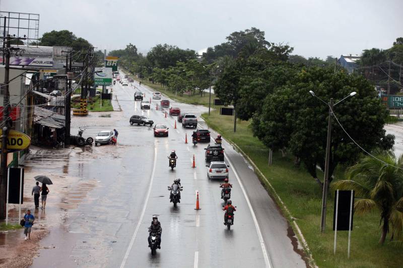 Foi bem sucedida a medida inédita de inversão no trânsito no trecho compreendido entre os quilômetros 13 e 6 da rodovia BR-316, entre os municípios de Marituba e Ananindeua. A ação foi programada para o período de 16h às 22h da terça-feira (13), com o propósito de garantir maior fluidez ao trânsito de veículos que retornavam do feriado de Carnaval.
FOTO: SIDNEY OLIVEIRA / AG. PARÁ
DATA: 13.02.2017
ANANINDEUA - PARÁ <div class='credito_fotos'>Foto: Sidney Oliveira/Ag. Pará | <a href='/midias/2018/originais/e6bef17b-02bb-4262-ab51-3ee655cbd8f2.jpg' download><i class='fa-solid fa-download'></i> Download</a></div>
