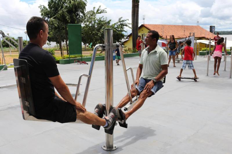 O Pará já soma 400 alunos de canoagem de velocidade. Adolescentes e jovens das quatro regiões do estado vêm sendo contemplados com aulas do projeto Pará Aquático. Neste domingo (18), Conceição do Araguaia foi o quinto município a receber o núcleo do projeto da Secretaria de Estado de Esporte e Lazer (Seel), em parceria com a prefeitura municipal. O núcleo recebeu dez caiaques k-1 escola, dez remos de pá dupla, três raias de 200 metros e 12 coletes salva-vidas. O projeto foi elaborado levando em consideração o potencial hidrográfico do Pará, como o Rio Araguaia, que banha sete municípios só dentro do Pará, sendo relevante para a cultura e economia da região. O cronograma das aulas é montado de acordo com a realidade de cada lugar, com avaliação de clima e níveis dos rios.
FOTO: ASCOM / SEEL
DATA: 19.02.2018
CONCEIÇÃO DO ARAGUAIA - PARÁ
<div class='credito_fotos'>Foto: ASCOM SEEL | <a href='/midias/2018/originais/e6c26d5b-581f-41e7-bacf-b5c42716e3a8.jpg' download><i class='fa-solid fa-download'></i> Download</a></div>