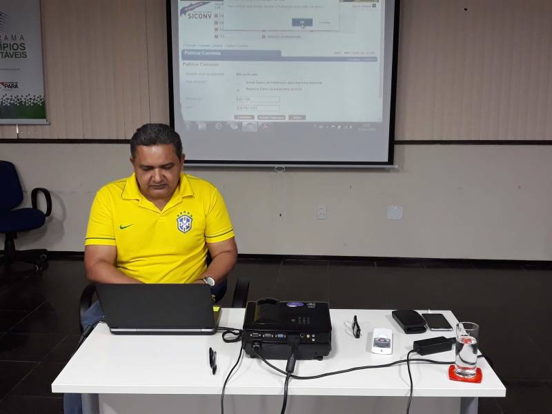 Técnicos de prefeituras de nove municípios da região oeste - Santarém, Oriximiná, Óbidos, Almeirim, Alenquer, Prainha, Mojuí dos Campos, Juruti e Terra Santa - participaram durante esta semana do módulo de capacitação sobre o Sistema de Convênios do Governo Federal (Siconv). O treinamento, que iniciou na segunda-feira (25) e foi concluído nesta sexta (29) com a entrega de certificados, no auditório do Centro Regional de Governo do Baixo Amazonas, foi ofertado pela Secretaria Extraordinária de Estado de Municípios Sustentáveis (Semsu), em parceria com a Escola de Governança Pública do Pará (EGPA), Secretaria de Estado de Administração (Sead) e a Coordenação-Geral da Rede Siconv no Pará. Na foto, Gabriel Peixoto, responsável pelo treinamento, coordenador da Rede Siconv no Pará.
FOTO: SAMUEL ALVARENGA / ASCOM CRGBA
DATA: 29.06.2018
SANTARÉM - PARÁ <div class='credito_fotos'>Foto: SAMUEL ALVARENGA / ASCOM CRGBA | <a href='/midias/2018/originais/e6c92e1e-79c3-4e7e-9198-e692d1d62427.jpg' download><i class='fa-solid fa-download'></i> Download</a></div>
