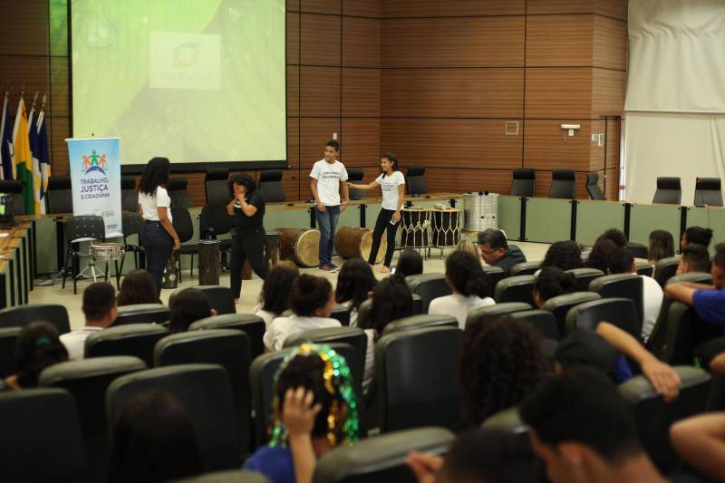 A culminância do Projeto Direitos Humanos em Cena e do Programa Trabalho Justiça e Cidadania (TJC), desenvolvidos com alunos da rede pública de ensino de Belém, ocorreu na manhã desta terça-feira (20). As ações são realizadas pelo Governo do Pará, por meio da Secretaria de Estado de Justiça e Diretos Humanos (Sejudh)/Coordenadoria de Enfrentamento ao Tráfico de Pessoas e ao Trabalho Escravo, em parceria com o Tribunal de Justiça do Pará e Associação dos Magistrados da Justiça do Trabalho (Amatra 8).
FOTO: WAGNER ALMEIDA / ASCOM SEJUDH
DATA: 20.11.2018
BELÉM - PARÁ
<div class='credito_fotos'>Foto: Wagner Almeida/ Ascom Sejudh | <a href='/midias/2018/originais/e6db2e11-52be-44c3-8088-eab390275b62.jpg' download><i class='fa-solid fa-download'></i> Download</a></div>