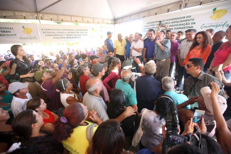 Também foram entregues nesta segunda (25) obras no distrito de Serra Pelada, em Curionópolis, sudeste do Estado. Uma das inaugurações foi a da Escola Estadual de Ensino Médio Joaquina Diamantina. A unidade de ensino teve investimento de R$ 220 mil em serviços nas redes elétrica e hidráulica, além de pintura, melhoria do forro e cobertura, assim como parte do piso, muro e calçada. Fundada em 1989, a escola foi praticamente reconstruída para atender com qualidade os 232 estudantes, nos turnos da tarde e à noite. São três salas de aula; bloco administrativo (sala da direção, sala dos professores e secretaria); uma copa cozinha, uma dispensa para armazenamento de alimentos da merenda escolar e banheiros masculino, feminino e de pessoa com deficiência (PCD). Em Curionópolis, o governador também entregou a pavimentação asfáltica de quatro quilômetros de vias urbanas, uma parceria com a Prefeitura de Curionópolis, dentro do Programa Asfalto na Cidade. Para esta obra, foram destinados R$ 1,7 milhão, que incluem serviços em terra, sub-base e base, pavimentação em CBUQ (Concreto Betuminoso Usinado a Quente) de três centímetros de espessura, meio-fio de concreto com lâmina d’água e sinalização horizontal. Curionópolis é um dos 99 municípios paraenses que assinaram com o governo o Termo de Asfalto, sendo que 33 já iniciaram as obras. Somados, os termos garantirão 529,6 km de pavimentação de vias urbanas – um investimento total de quase R$ 255 milhões do Tesouro Estadual.
FOTO: THIAGO GOMES / AG. PARÁ
DATA: 25.06.2018
CURIONÓPOLIS - PARÁ <div class='credito_fotos'>Foto: Thiago Gomes /Ag. Pará | <a href='/midias/2018/originais/e6db6cbe-d4b7-4d29-b330-ae81641f6e59.jpg' download><i class='fa-solid fa-download'></i> Download</a></div>