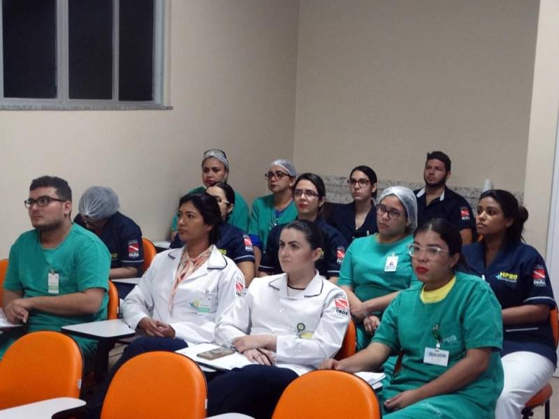 Mesmo tendo prevalência de pacientes bem nutridos, ao contrário do que é visto em internos de hospitais públicos e particulares de todo o Brasil, o Hospital Público Estadual Galileu (HPEG), em Belém, realizou nesta quarta-feira (6), o Dia D da campanha nacional “Diga Não à Desnutrição” (foto), que visa alertar sobre os altos índices de pacientes desnutridos nos hospitais e evitar que esse problema permanceça. O aumento de pacientes desnutridos após internação tem chamado atenção da Sociedade Brasileira de Nutrição Parenteral e Enteral (Braspen). Nos últimos 20 anos, a desnutrição passou de 48% para 60% do total de internados. No Galileu a ação foi voltada para alertar a equipe multidisciplinar da unidade sobre os riscos e cuidados com os pacientes. A nutricionista do Hospital, Talita Lobato, ministrou palestra para enfermeiros, técnicos de enfermagem, fisioterapeutas, psicólogos, entre outros profissionais que também fazem parte da Equipe Multidisciplinar de Terapia Nutricional (EMTN).
FOTO: ASCOM / HPEG
DATA: 06.06.2018
BELÉM - PARÁ <div class='credito_fotos'>Foto: ASCOM / HPEG | <a href='/midias/2018/originais/e6e6a69c-2605-46dc-9ab0-acbacab0c1eb.jpg' download><i class='fa-solid fa-download'></i> Download</a></div>