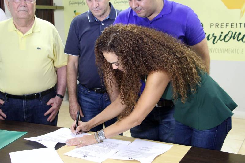 O aniversário do município de Curionópolis, nesta quinta-feira, 10 de maio, foi comemorado com shows, inaugurações e assinatura de convênio com o Governo do Pará para a implantação da iluminação do trecho urbano da PA-257. A obra tem investimento estadual de R$ 2.705.099,00. A secretária de Municípios Sustentáveis, Izabela Jatene (foto), representou o governador Simão Jatene na cerimônia.
FOTO: ANTONIO MACEDO / DIVULGAÇÃO
DATA: 10.05.2018
CURIONÓPOLIS - PARÁ <div class='credito_fotos'>Foto: ANTONIO MACEDO / DIVULGAÇÃO | <a href='/midias/2018/originais/e6ef20dd-7529-4fdf-884a-7f2ac52b7c87.jpg' download><i class='fa-solid fa-download'></i> Download</a></div>