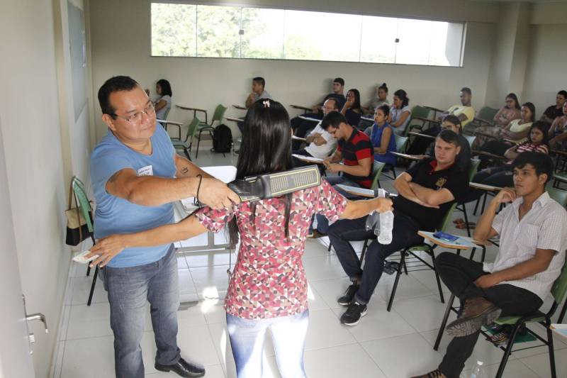 Um total de 27.938 candidatos se inscreveram para participar do concurso promovido pela Superintendência do Sistema Penitenciário do Estado (Susipe). Foram ofertadas 969 vagas e as provas iniciaram neste domingo (11), mas somente 22.875 compareceram. O balanço foi divulgado pela AOCP Concursos Públicos, organizadora do certame. No próximo domingo (18), a expectativa é a de que 11.939 candidatos façam prova para o cargo de agente prisional. A titular da Secretária de Estado de Administração (Sead), Alice Viana fez uma avaliação do concurso no final da tarde deste domingo. “A primeira etapa do concurso da Susipe foi um marco importante do sistema de gestão penitenciária, com a ampliação do efetivo de servidores para nível médio e superior. O concurso transcorreu dentro da normalidade e faz parte das medidas de combate a criminalidade, além de dotar o sistema de segurança das condições necessárias para o desenvolvimento do seu trabalho. Esperamos que no próximo domingo (18) quando será realizado o primeiro grande concurso para seleção de agentes prisionais, tudo ocorra dentro da normalidade também”, pontuou.
FOTO: AKIRA ONUMA / ASCOM SUSIPE
DATA: 11.03.2018
BELÉM - PARÁ <div class='credito_fotos'>Foto: Akira Onuma / Ascom Susipe | <a href='/midias/2018/originais/e6f0cbbc-7334-4fde-8c0b-ff1ae096a61a.jpg' download><i class='fa-solid fa-download'></i> Download</a></div>