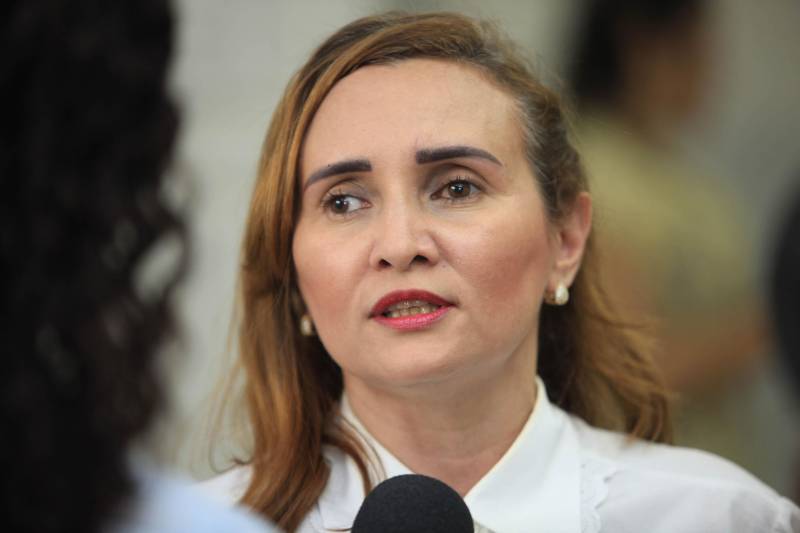 "Hoje vim para uma agenda de inauguração, mas vivi uma experiência de amor, que emana em cada ação dos alunos, professores, direção e de cada um que faz parte desta escola que se torna tão especial porque tem alma". A declaração foi feita pelo governador Simão Jatene, nesta terça, 27, durante a inauguração da obra de reforma e ampliação da Escola Álvares de Azevedo, localizada no Bairro de Batista Campos, em Belém. O governador transformou a inauguração em uma grande confraternização. Passou a tarde na Escola e fez questão de cantar e dançar com os alunos, que expressaram muita gratidão pela obra. Atendendo atualmente 436 alunos, a “Álvares de Azevedo” é uma Unidade Especializada dedicada à educação de estudantes com deficiência visual, e que trabalha nos eixos da educação e da habilitação. Na foto, a professora Núbia Jeanny Ferreira de Freitas.
FOTO: MÁCIO FERREIRA / AG. PARÁ
DATA: 27.03.2018
BELÉM - PARÁ <div class='credito_fotos'>Foto: MÁCIO FERREIRA/ AG. PARÁ | <a href='/midias/2018/originais/e6f5b66c-4b4f-4679-97fa-39901c3ac905.jpg' download><i class='fa-solid fa-download'></i> Download</a></div>