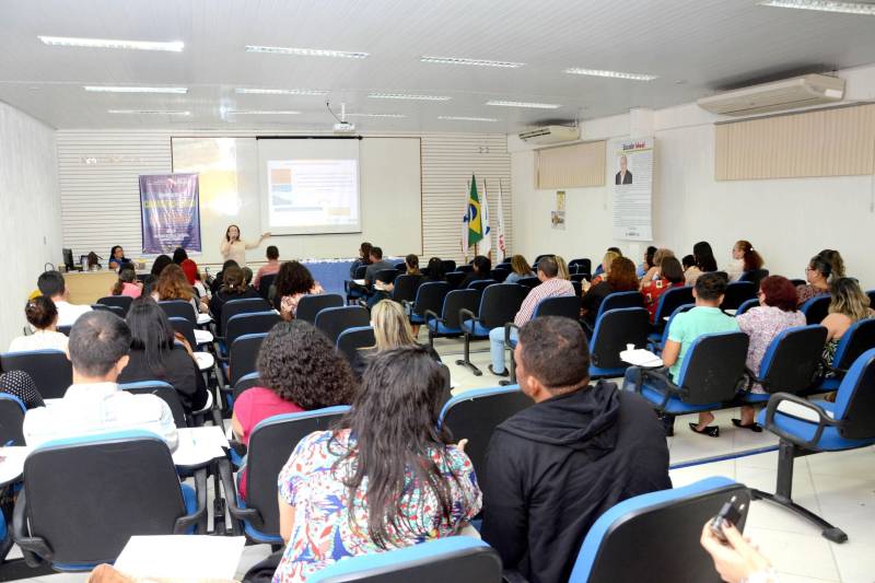 Representantes dos setores da Educação, Saúde e Assistência Social participam, nesta semana, em Belém, do Encontro Regional Intersetorial do Cadastro Único do Programa Bolsa Família (PBF). Iniciado nesta terça-feira (10), o evento discute ações integradas para reduzir a zero a taxa de faltas escolares de alunos beneficiários do Programa Bolsa Família no Pará.
FOTO: FERNANDO NOBRE / ASCOM SEDUC
DATA: 10.04.2018
BELÉM - PARÁ <div class='credito_fotos'>Foto: FERNANDO NOBRE/ASCOM SEDUC | <a href='/midias/2018/originais/e6f7dbe9-d63d-409e-93ec-b765cbf846ea.jpg' download><i class='fa-solid fa-download'></i> Download</a></div>