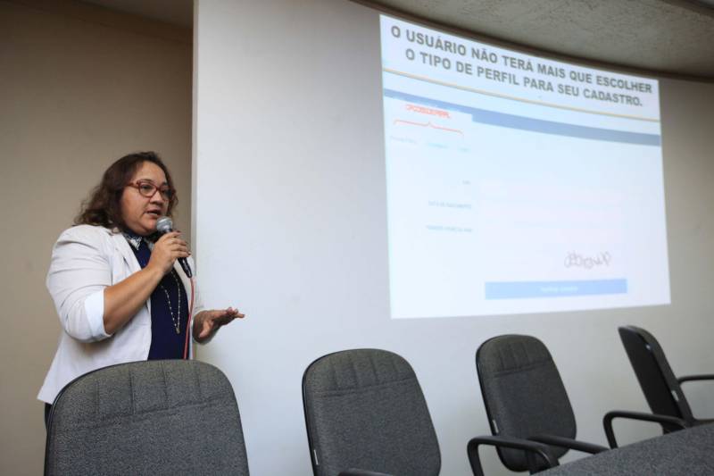 A Secretaria de Estado da Fazenda (Sefa) lançou nesta quarta-feira (09) o serviço de parcelamento de impostos estaduais pela internet. O evento, destinado a empresários e contadores, foi realizado no auditório da Escola de Governança Pública (EGPA), em Belém. Podem ser parcelados pela internet o Imposto sobre Operações Relativas à Circulação de Mercadorias e sobre Prestações de Serviços de Transporte Interestadual e Intermunicipal e de Comunicação (ICMS); Imposto sobre a Propriedade de Veículos Automotores (IPVA); Imposto sobre a Transmissão Causa Mortis e Doação de quaisquer bens ou direitos (ITCD); Taxa de Controle, Acompanhamento e Fiscalização das Atividades de Exploração e Aproveitamento de Recursos Hídricos (TFRH); Taxa de Controle, Acompanhamento e Fiscalização das Atividades de Pesquisa, Lavra, Exploração e Aproveitamento de Recursos Minerais (TFRM); Taxa de Serviços de Arrecadação por Documento de Arrecadação Estadual (DAE) e Dívida Ativa Não Tributária (Dant). Os débitos podem ser pagos em até 60 parcelas, desde que o valor da cada parcela não seja menor que 50 Unidades Padrão Fiscal do Pará (UPF-PA), que hoje é de R$ 3,3271. Na foto, a coordenadora do atendimento, Tânia Braga.
FOTO: MÁCIO FERREIRA / AG. PARÁ
DATA: 09.05.2018
BELÉM - PARÁ <div class='credito_fotos'>Foto: MÁCIO FERREIRA/ AG. PARÁ | <a href='/midias/2018/originais/e6fc011f-cee9-473d-9a2e-3882bc160d41.jpg' download><i class='fa-solid fa-download'></i> Download</a></div>