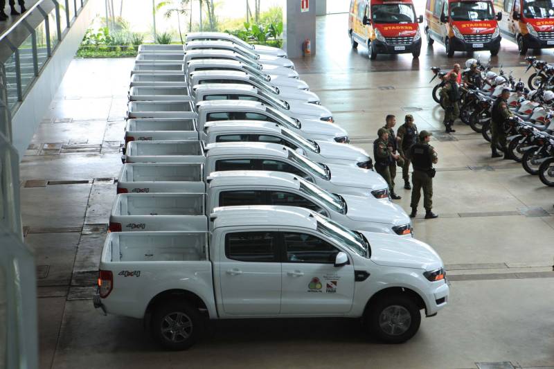 Com a entrega de mais 359 veículos (foto), somente esta semana, o Governo do Pará reforçou a atuação da área de segurança pública em todo o Estado. Todos os veículos auxiliarão no combate a criminalidade e a manutenção da segurança em todo o território paraense. Boa parte desses veículos foi destinada diretamente para as guardas municipais, numa ação integrada com as Prefeituras, por meio da Secretaria de Segurança Pública e Defesa Social (Segup) com articulação da Secretaria de Municípios Sustentáveis, que define em conjunto com os municípios, a agenda de prioridades. A última etapa da entrega ocorreu nesta quinta-feira (5), no Hangar – Centro de Convenções da Amazônia.
FOTO: RODOLFO OLIVEIRA / AG. PARÁ
DATA: 05.07.2018
BELÉM - PARÁ <div class='credito_fotos'>Foto: Rodolfo Oliveira/Ag. Pará | <a href='/midias/2018/originais/e6fc3bd7-083b-442a-a876-544d068c1d55.jpg' download><i class='fa-solid fa-download'></i> Download</a></div>