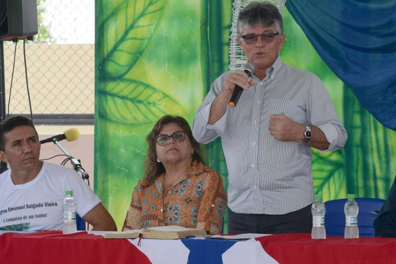 “A escola é um sonho”. Quem expressou esse sentimento foi o aluno do 3º ano do Ensino Médio, Renan Abreu, durante a entrega da obra de reforma e ampliação da Escola Estadual de Ensino Fundamental e Médio Emanuel Salgado Vieira, no município de Juruti, realizada na manhã desta quarta-feira (5), pela secretária de Estado de Educação, Ana Cláudia Serruya Hage. “Hoje recebemos a escola totalmente reformada e ampliada; já passamos por várias batalhas, lutamos para este sonho se tornar realidade, vivemos momentos difíceis, somos vitoriosos e teremos uma visão diferente da escola, estamos muito felizes e realizados”, complementa o estudante. Na foto, o prefeito de Juruti, Manoel henrique Gomes Costa (ao microfone).

FOTO: FERNANDO NOBRE / ASCOM SEDUC
DATA: 05.12.2018
JURUTI - PARÁ <div class='credito_fotos'>Foto: FERNANDO NOBRE/ASCOM SEDUC   |   <a href='/midias/2018/originais/e6fe6d76-ce84-49a7-8677-0e7847144035.jpg' download><i class='fa-solid fa-download'></i> Download</a></div>